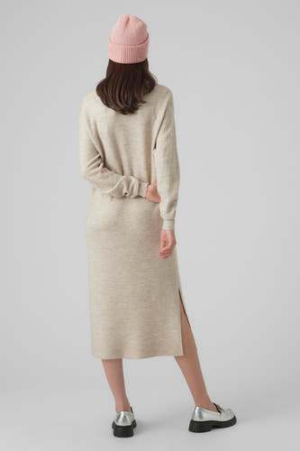 Beige lange mouwen kleedje van VERO MODA, met zijsplit en gedragen met een roze muts en zilveren schoenen.