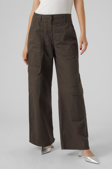 Groene broek van VERO MODA met cargozakken, gecombineerd met een wit topje en zilverkleurige pumps.
