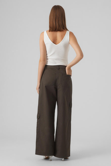 Groene broek van VERO MODA, met wijde pijpen en zakken op de zijkant.