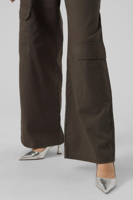 Groene broek van VERO MODA, met wijde pijpen en zilverkleurige pumps.
