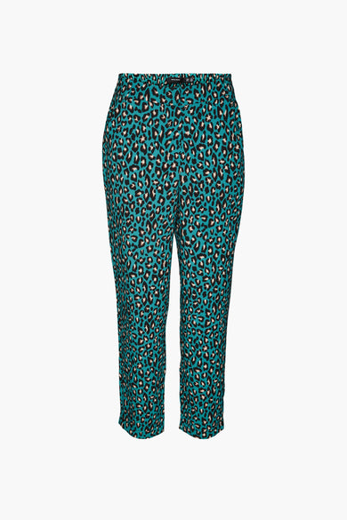 Groene colorbroek van VERO MODA met een luipaardprint in zwart en bruin.
