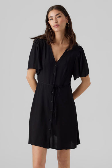 Zwarte jurk met korte mouwen van VERO MODA, met knopen en een ceintuur.
