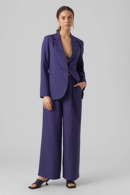 Blauwe broek van Vero Moda, met wijde pijpen en gedragen met een bijpassende blazer.
