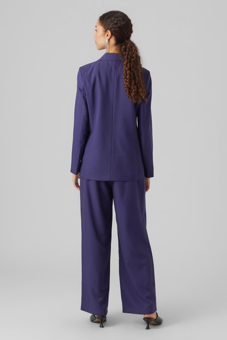 Blauwe broek van VERO MODA, met wijde pijpen en gecombineerd met een bijpassend jasje.