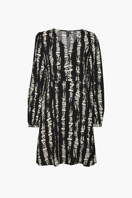 Zwarte korte jurk van VERO MODA met lange mouwen en abstract gestreept patroon.
