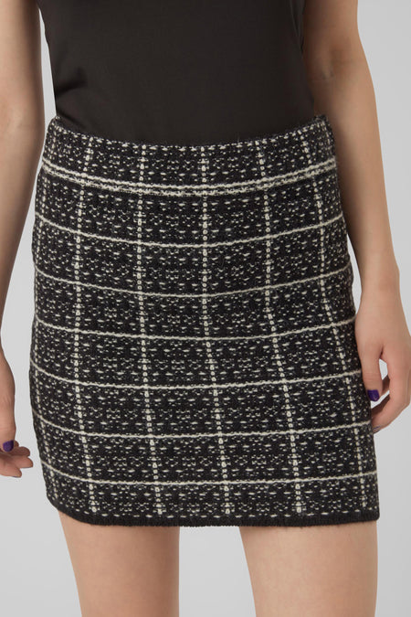 Jupe courte noire de Vero Moda, avec un aspect tweed tissé et un motif à carreaux.