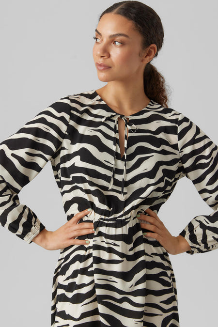 Jupe beige courte de Vero Moda avec imprimé zèbre, longues manches et détail de côtes au col.