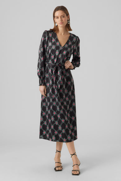 Robe noire à longues manches de VERO MODA, avec un motif de carreaux géométriques et une ceinture coordonnée.