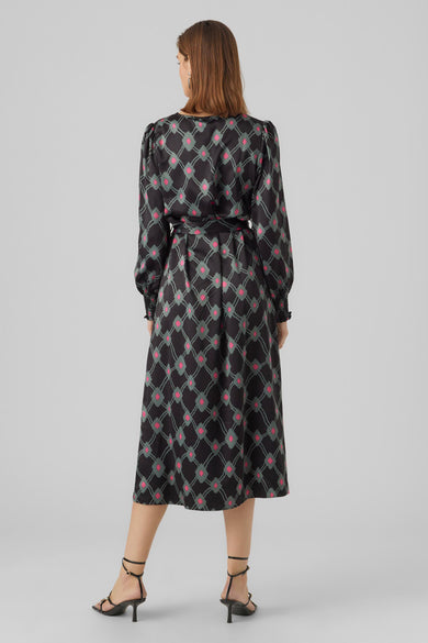 Robe noire à longues manches de VERO MODA, avec imprimé graphique et ceinture à la taille.