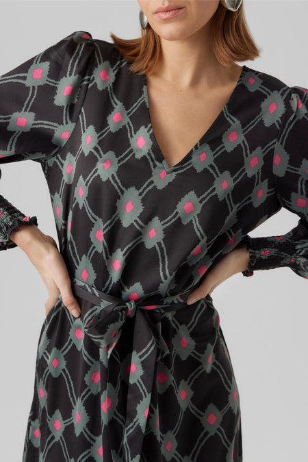 Robe noire à longues manches de VERO MODA, avec un motif en forme de goutte dans les tons rose et gris et une ceinture élastique.