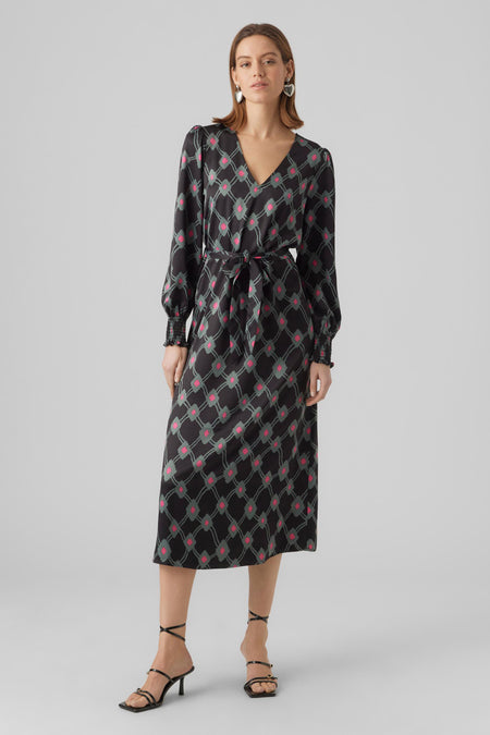 Robe noire à longues manches de VERO MODA, avec un motif géométrique et une ceinture élastiquée.