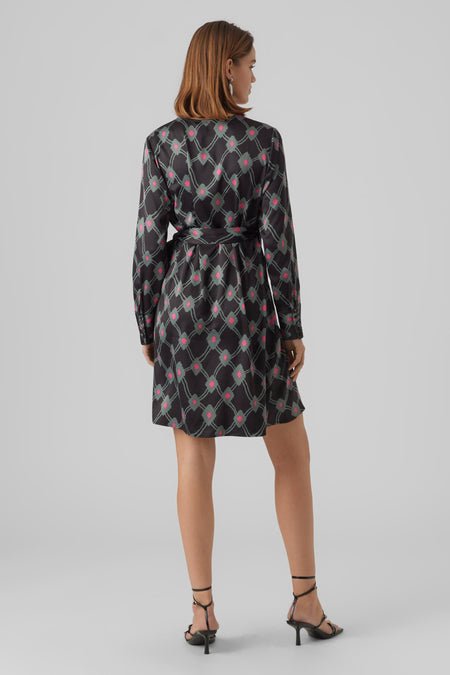 Korte zwarte jurk van VERO MODA met een all-over ruitjespatroon in roze en grijs, met lange mouwen en een ceintuur.