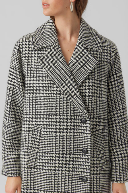 Manteau noir et blanc à carreaux de Vero Moda, avec fermeture à double bouton et col revers.