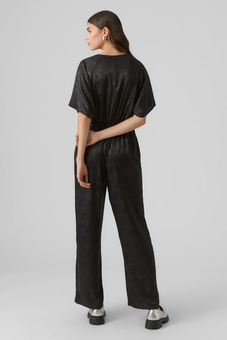 Zwarte jumpsuit van Vero Moda, met korte mouwen en een elastische taille, gezien van achteren.
