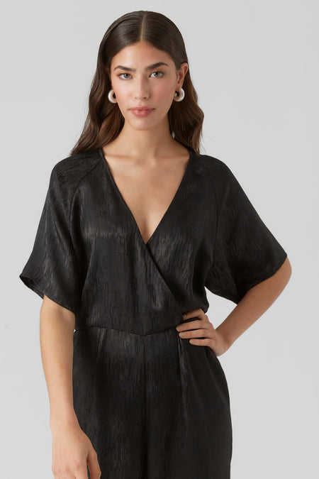 Zwarte jumpsuit van VERO MODA met korte mouwen, overslag en een subtiele textuur.