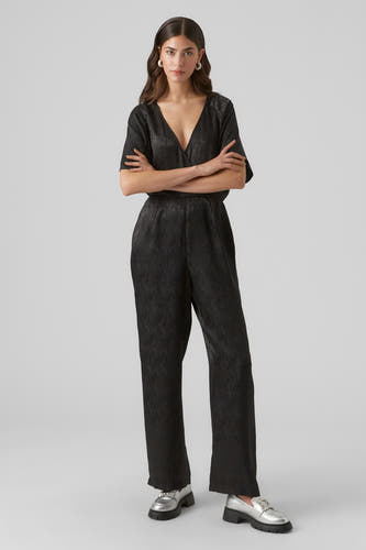 Combinaison noire de VERO MODA avec une texture brillante et un col V.