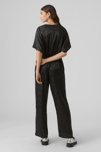 Short jumpsuit V VERO MODA® with short sleeves, elastic waistband and wide legs, seen from behind.