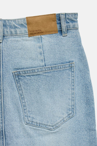 Jupe en denim bleu clair de VERO MODA avec poche arrière et étiquette de marque sur la ceinture.