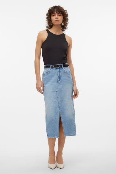 Lichtblauwe denim rok van VERO MODA, met split en gecombineerd met een zwarte top en witte schoenen.