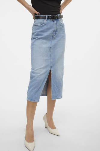Jupe en denim bleu clair de Vero Moda, avec une fente à l'avant et associée à une ceinture noire.