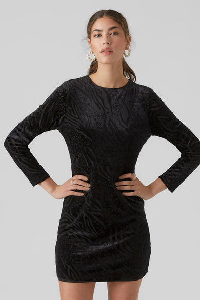 Robe noire avec des manches longues de Vero Moda, avec une impression animale et associée à des bottes brunes.