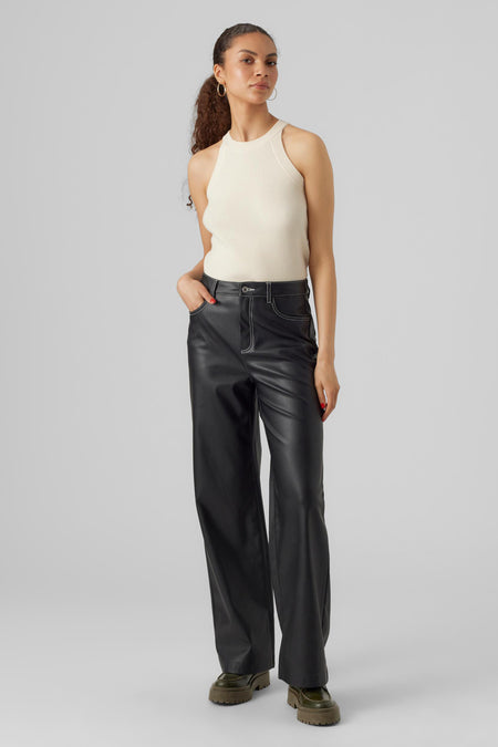 Zwarte cargobroek van VERO MODA, met witte stiksels en gecombineerd met een gebreide top en grove schoenen.
