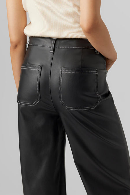 Pantalon cargo noir de VERO MODA, avec des surpiqures blanches sur les poches arrière, vu de derrière.