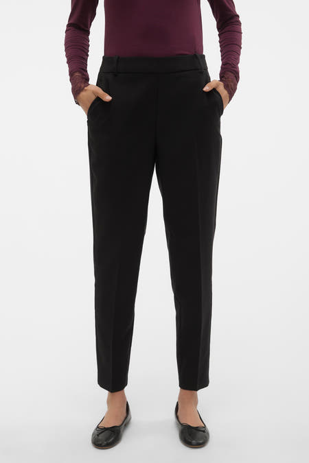 Zwarte broek van VERO MODA, met steekzakken en gedragen met een bordeauxrode top en zwarte ballerina's.