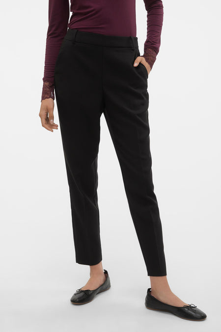 Pantalon noir de VERO MODA®, avec poches, associé à une chemise bordeaux à manches longues et des ballerines noires.