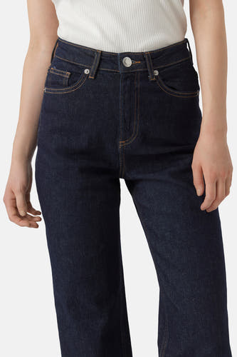 Jean large en denim bleu foncé de VERO MODA, avec des surures dorées et un bouton argenté.