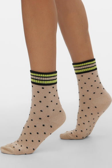 Beige glanzende enkelsokken van VERO MODA® met zwarte stippen en een boord met zwarte en neon groene strepen.