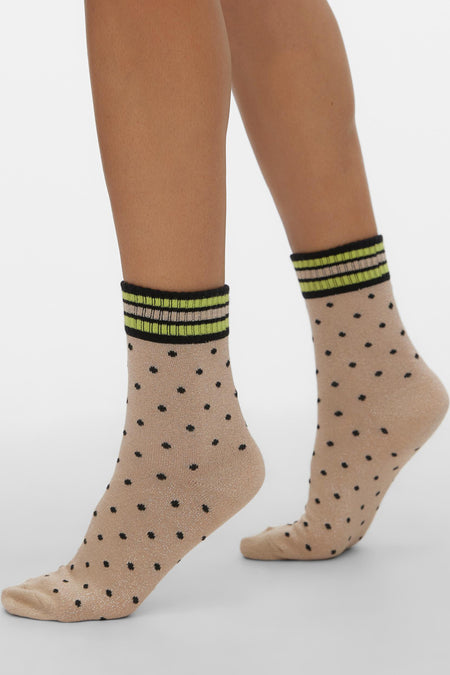 Beige glanzende enkelsokken van VERO MODA® met zwarte stippen en een boord met zwarte en neon groene strepen.