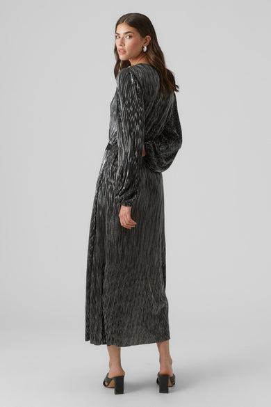 Lange zwarte jurk van VERO MODA, met plooien, lange mouwen en een ceintuur.
