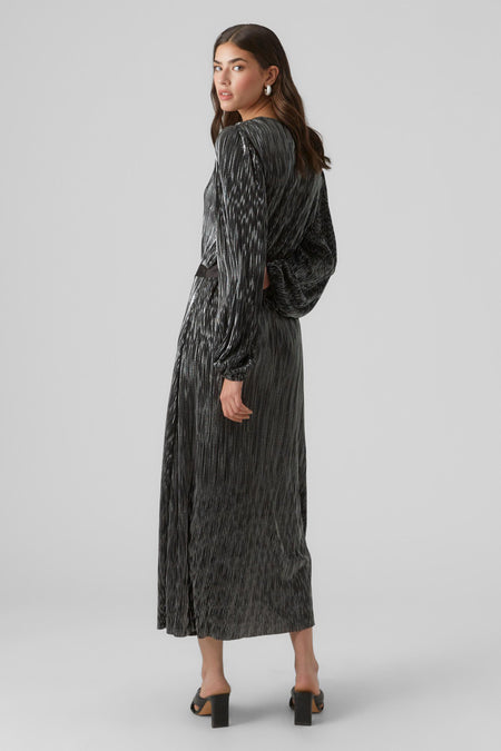 Lange zwarte jurk van VERO MODA, met plooien, lange mouwen en een ceintuur.

