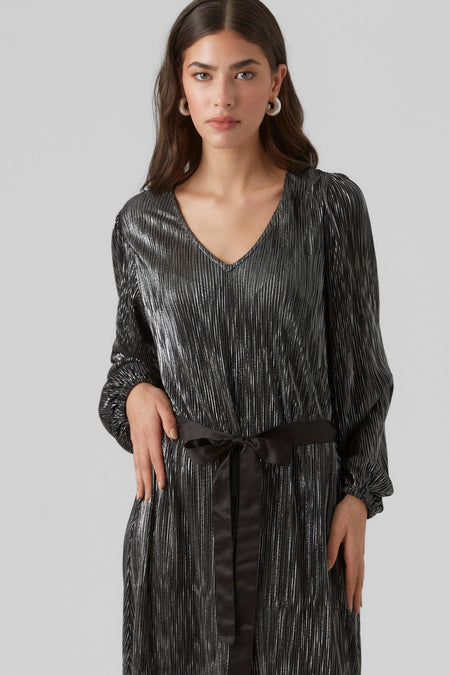 Zwarte lange jurk van VERO MODA, met glanzende verticale strepen en een zwarte satijnen riem.