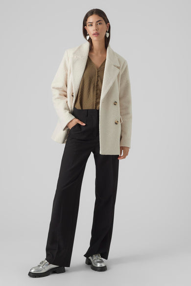 Ecru bontjas van VERO MODA® met dubbele knopen, breed kraag, model in volledige lengte met zwarte broek en zilveren schoenen