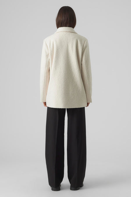 Ecru korte jas van VERO MODA®, zachte textuur, achterkant weergegeven, model draagt zwarte wijde broek