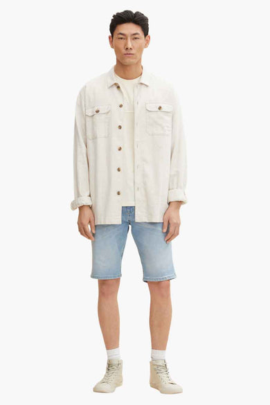 Lichtblauwe denim shorts van TOM TAILOR, met verbleekt effect en rechte pasvorm, gedragen met witte overhemd en sneakers, front view.
