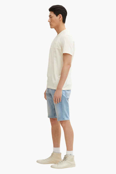Lichtblauwe denim shorts van TOM TAILOR, zijprofiel, met zakken en lichte was, gedragen met wit t-shirt en beige sneakers