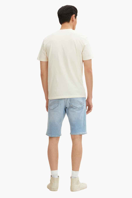 Lichtblauwe denim shorts van TOM TAILOR, achterzijde met twee zakken, model draagt wit T-shirt en witte sneakers