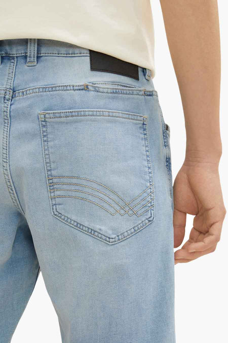 Lichtblauwe denim shorts van TOM TAILOR, achterzijde met contrasterende naden en zakdetail, close-up op model