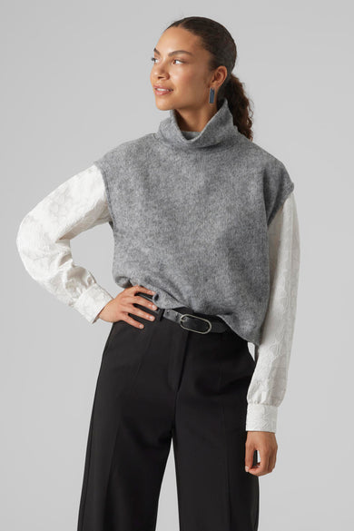 Sweat-shirt gris de VERO MODA, avec des manches longues et une blouse blanche à motif de cœurs, vu de dos.