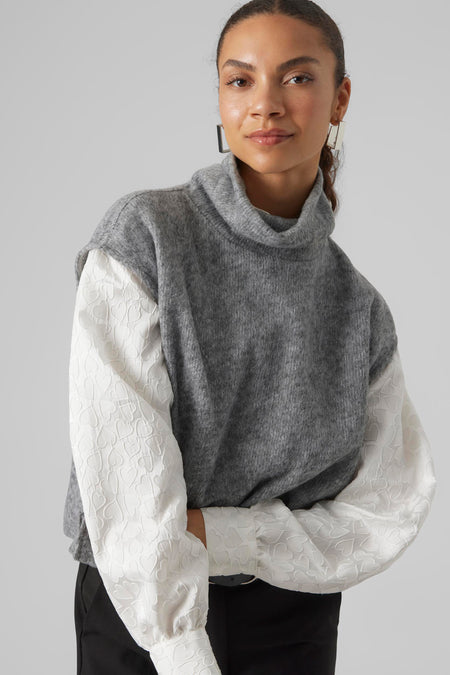 Sweat-shirt gris de Vero Moda, avec un col et une blouse blanche à motif de cœurs en dessous.