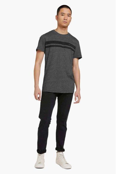 T-shirt noir à rayures horizontales de TOM TAILOR, porté avec un pantalon foncé et des baskets blanches, vue de face
