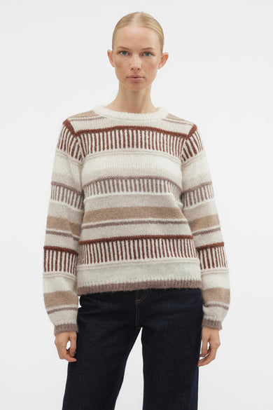 Sweat-shirt beige de VERO MODA® avec des rayures brunes, porté avec des jeans foncés et des chaussures noires.