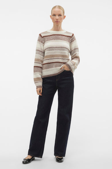 Beige trui van VERO MODA® met bruine strepen, gedragen met donkere jeans en zwarte schoenen.
