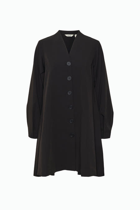 Zwarte korte jurk van VERO MODA®, met lange mouwen en knoopsluiting.