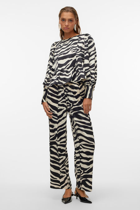 Zwarte broek van VERO MODA® met zebraprint en wijde pijpen.
