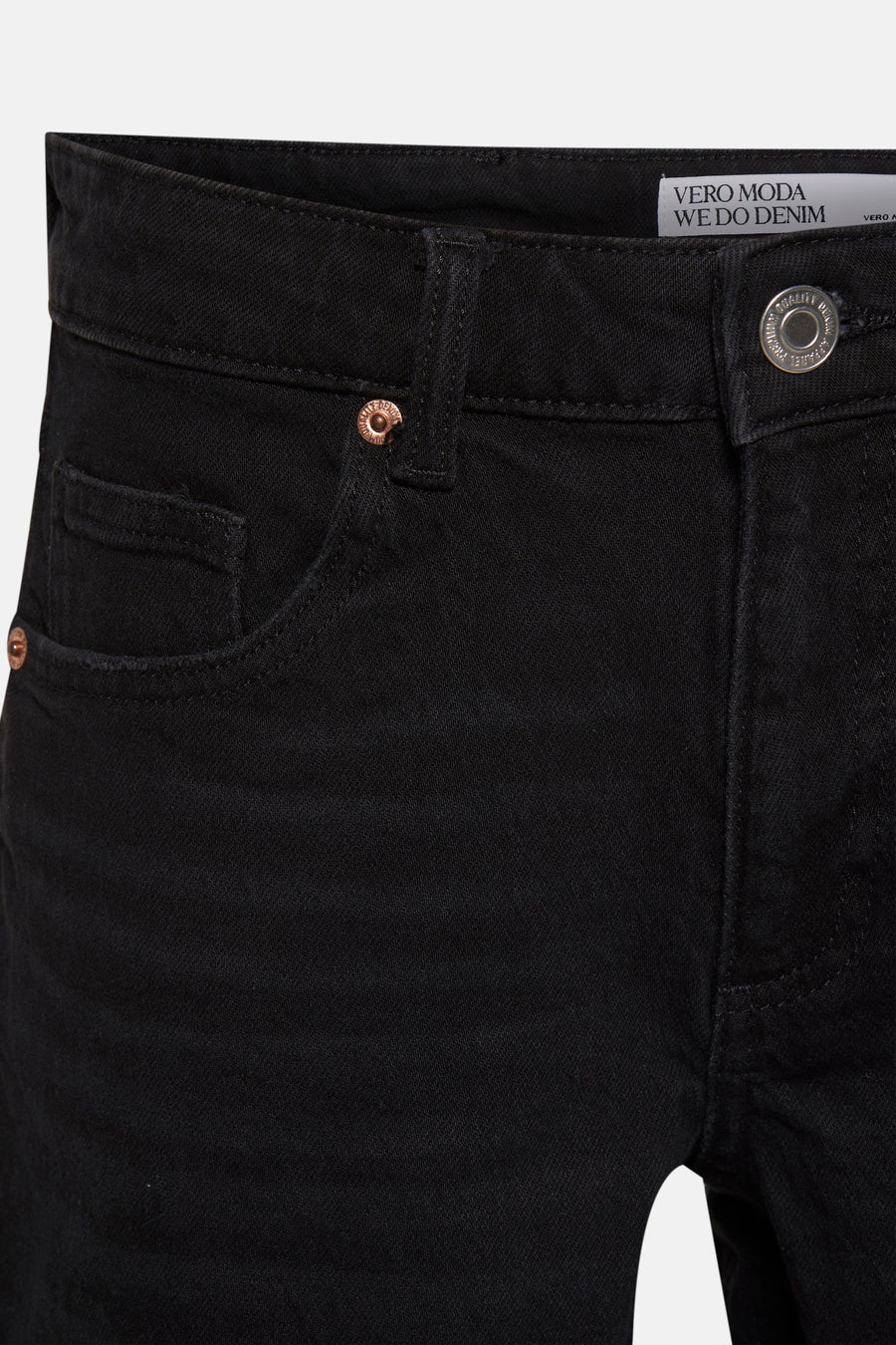 Short noir de VERO MODA, gros plan sur l'avant avec poche et bouton.