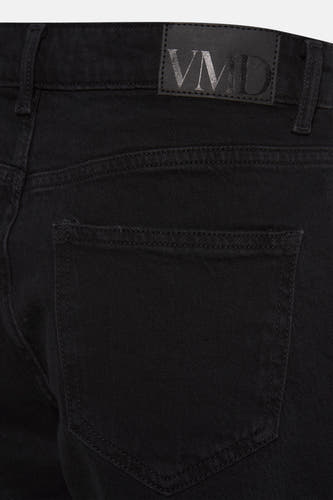 Short noir de VERO MODA, avec une poche arrière et un étiquette en cuir.